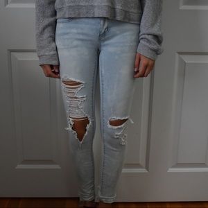 ❌SOLD❌ Light Wash Ripped Jeans